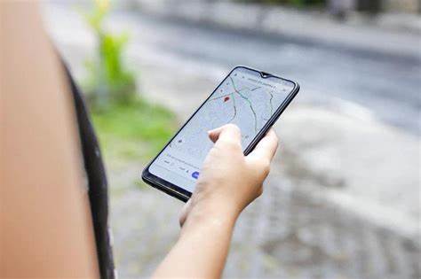 The image presents an illustration or portrait of George Washington, the first president of the United States, with a serious and solemn expression. In the background, the American flag waves, with its red and white stripes and a blue field full of stars. The combination of Washington’s portrait and the United States flag symbolizes the nation’s birth and independence. The contrast between the dark background and the portrait highlights Washington’s historical figure, emphasizing his importance in U.S. history.